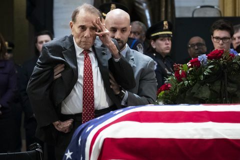 Le président George H.W. Bush se trouve en état au Capitole américain