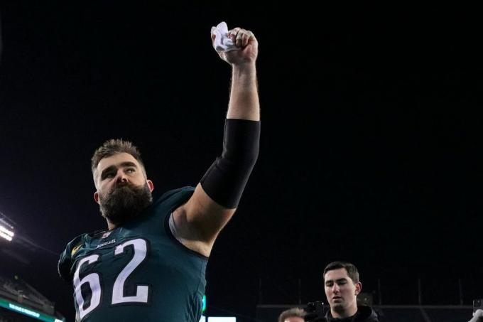 philadelphie, pa 21 janvier jason kelce 62 des eagles de philadelphie réagit contre les géants de new york lors de la nfc Match éliminatoire de division au Lincoln Financial Field le 21 janvier 2023 à Philadelphie, Pennsylvanie photo de Mitchell Images: leffgetty