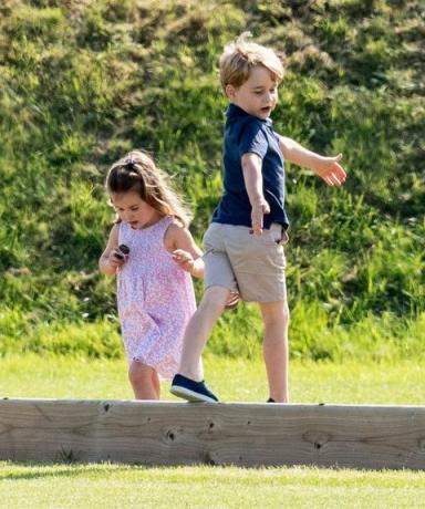 Le prince George et la princesse Charlotte jouent avec Kate Middleton