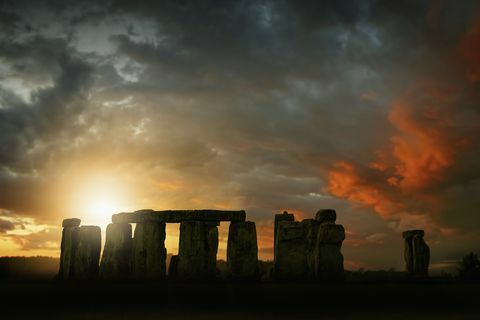 Soleil levant sur Stonehenge, Wiltshire, Royaume-Uni