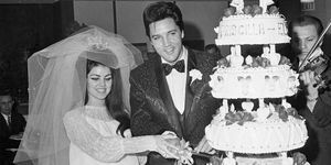 Elvis et Priscilla Presley ont coupé leur gâteau de mariage