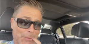 rob lowe chantant dans la voiture