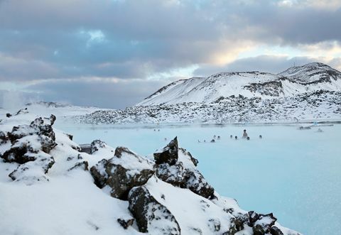 Baigneurs dans le Blue Lagoon en Islande 