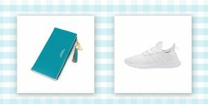 mur zippé bleu sarcelle et une chaussure de tennis adidas blanche sur fond bleu et blanc