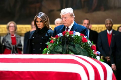 Le président George H.W. Bush se trouve en état au Capitole américain