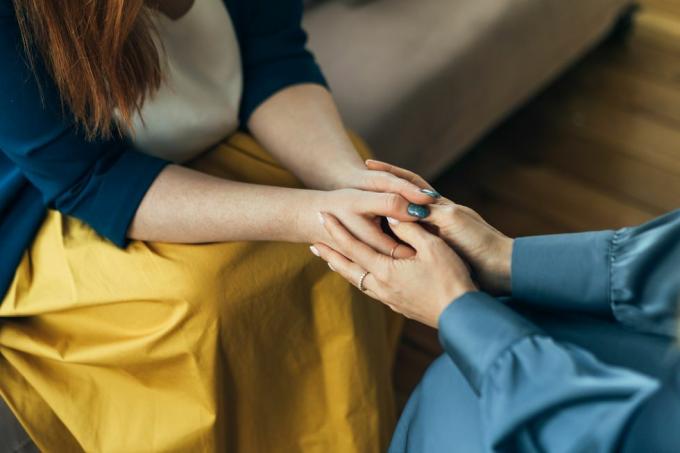 deux femmes assises dans des fauteuils et parlant femme psychologue parlant à une patiente coach donnant la main à une femme souriante thérapeutes gestes femme parlant dans un bureau de coworking