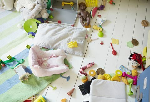 Chambre d'enfant encombrée avec des jouets au sol