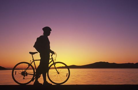 Vélo sur la silhouette de la plage