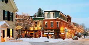 une rue avec des bâtiments et de la neige à Woodstock, Vermont