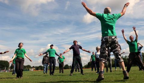 Les gens sautent à l'extérieur pour TCV Green Gym