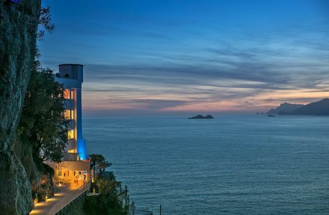 Vue extérieure de Casa Angelina, un hôtel moderne sur la côte amalfitaine 