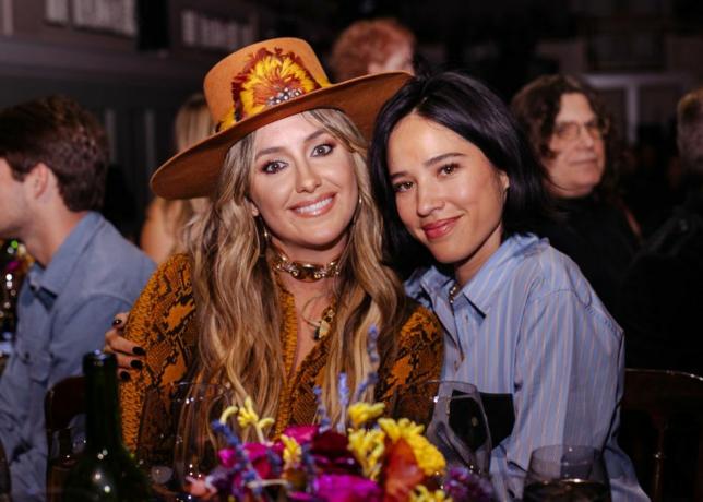 nashville, tennessee le 14 octobre sur cette photo publiée le 14 octobre 2022, lainey wilson et kelsey asbille assistent au cmt 2022 artistes de l'année au schermerhorn symphony center le 12 octobre 2022 à nashville, tennessee photo de catherine powellgetty images pour cmt