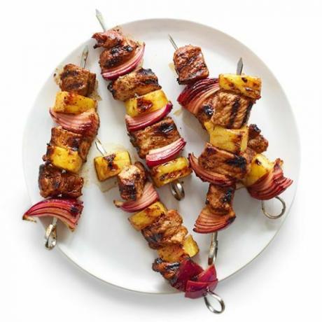 brochettes de porc ananas et oignons rouges