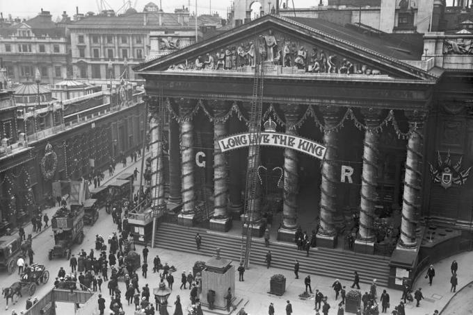 21 juin 1911, des ouvriers installent des décorations à la bourse royale pour célébrer le couronnement du roi George V photo de Hulton archivegetty images
