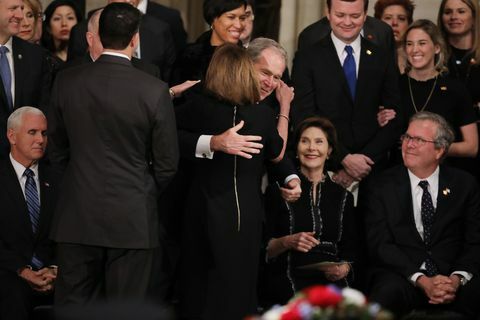 Les dirigeants du Congrès organisent une cérémonie d'arrivée au Capitole pour le décès du président George H.W. Buisson