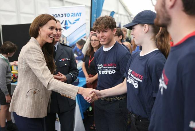 britains catherine, princesse de galles l rencontre des cadets dans la zone techno, qui vise à inspirer les jeunes à explorer les sciences, la technologie, l'ingénierie et les mathématiques lors d'une visite au tatouage aérien à raf fairford le 14 juillet 2023 à fairford, centre de l'angleterre photo de chris jackson pool afp photo de chris jacksonpoolafp via getty images