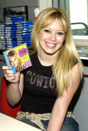 Hilary Duff rend visite à Rick Dees pour promouvoir la bande originale de "Lizzie McGuire" de Disney Channel