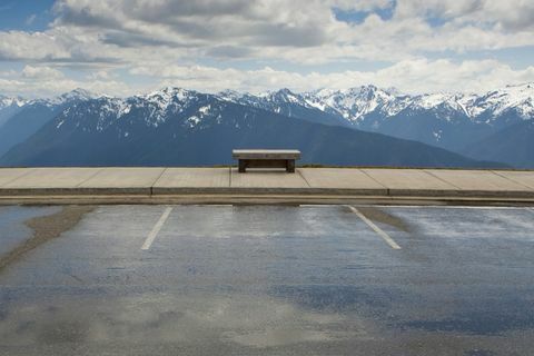 Banc de parc face à la crête de l'ouragan, parc national olympique, Port Angeles, Washington, États-Unis