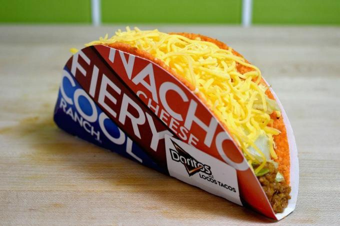 irvine, ca 12 septembre le doritos locos taco continue d'être un best-seller pour taco bell photo de joshua blanchardgetty images pour taco bell