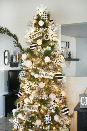 idées de décoration d'arbre de Noël noir et blanc