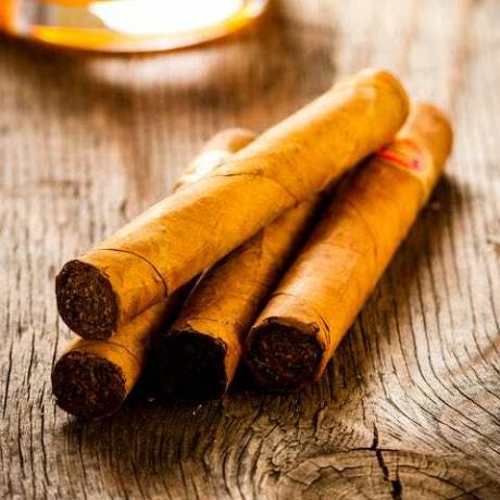cigare avec alcool sur table en bois