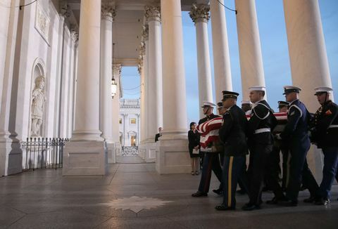 Les dirigeants du Congrès organisent une cérémonie d'arrivée au Capitole pour le décès du président George H.W. Buisson