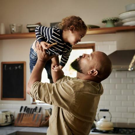 photo d'un jeune homme passant du temps de qualité avec son adorable enfant à la maison