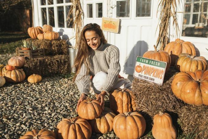 femme sur une fête des récoltes à la ferme de citrouilles