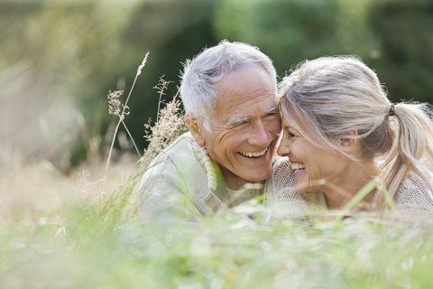 Heureux couple de personnes âgées assis dans les hautes herbes