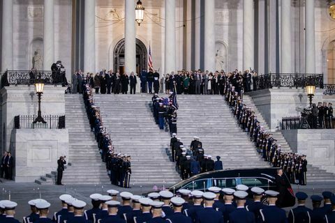 Les dirigeants du Congrès organisent une cérémonie d'arrivée au Capitole pour le décès du président George H.W. Buisson