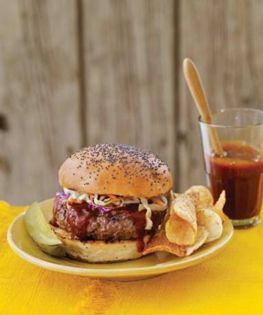 hamburger avec des frites et un cornichon