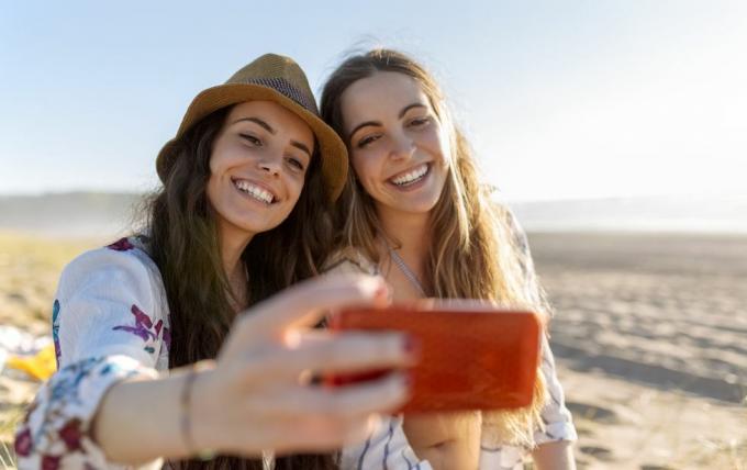 deux meilleurs amis prenant selfie avec smartphone sur la plage