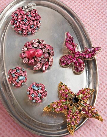 bijoux en strass sur plateau