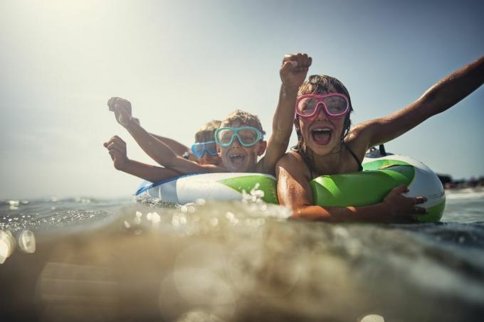 enfants profitant de vacances à la plage et à la mer