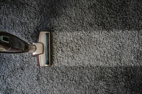 directement au-dessus d'un coup d'aspirateur sur un tapis