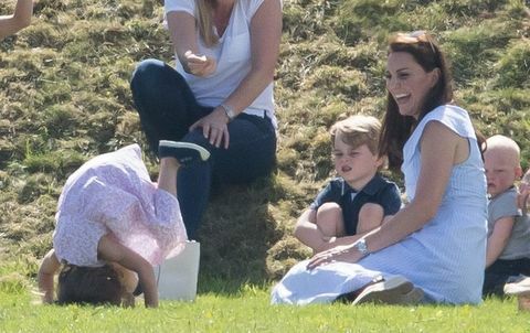 Le prince George et la princesse Charlotte jouent avec Kate Middleton