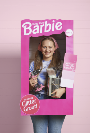 costume d'halloween de barbie home reno avec une femme portant une boîte rose et tenant des échantillons de peinture et un pot de peinture