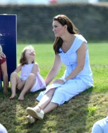 Le prince George et la princesse Charlotte jouent avec Kate Middleton