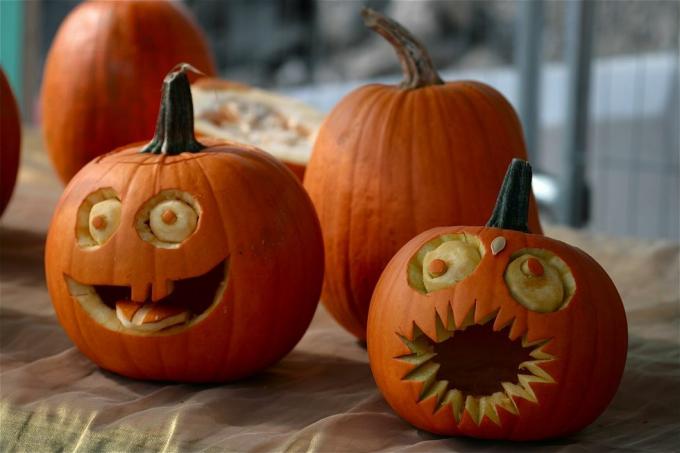 citrouilles décorées de visages avec des yeux et des bouches