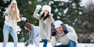 festivals d'hiver avec un groupe d'amis jouant dans la neige