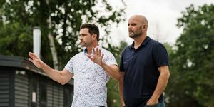 scott mcgillivray et bryan baeumler sur l'épreuve de force de la station de rénovation