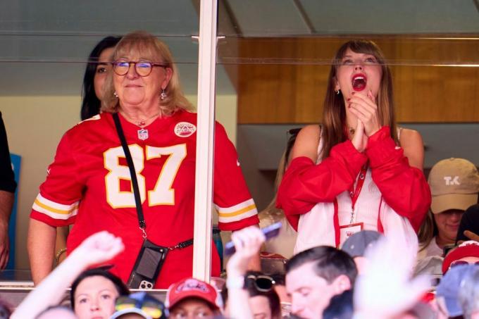 kansas city, mo 24 septembre, taylor swift applaudit depuis une suite avec donna kelce pendant que les chefs de kansas city jouent les ours de chicago pendant la première mi-temps au Geha Field du Arrowhead Stadium le 24 septembre 2023 à Kansas City, Missouri photo de Cooper Neillgetty images