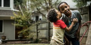 jeunes garçons de 3 ans et 6 ans jouant dans la cour