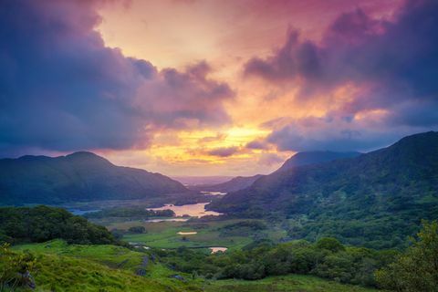 Mesdames vue des montagnes le long de la partie N71 de l'anneau du Kerry, dans le parc national de Killarney, Irlande