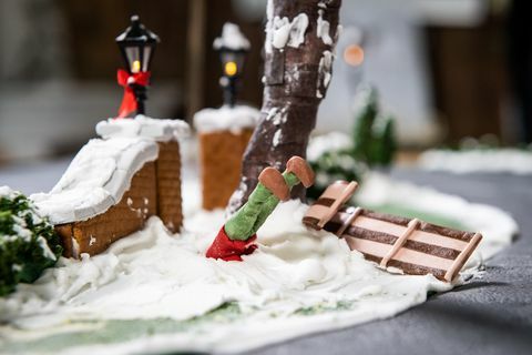 pain d'épice kevin mccalister logé dans un tas de neige après avoir écrasé son traîneau