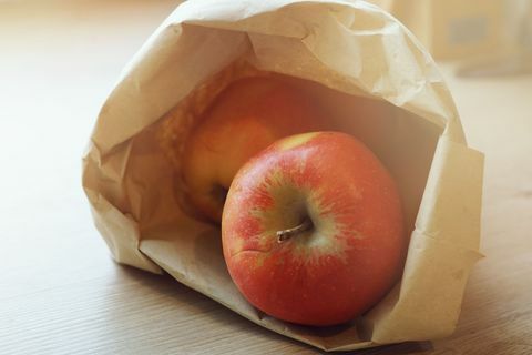 Délicieuses pommes rouges dans un sac en papier