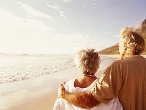 Couple plus âgé sur la plage