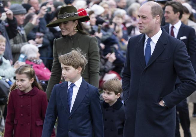 le roi charles iii célèbre son premier noël en tant que monarque avec la famille royale