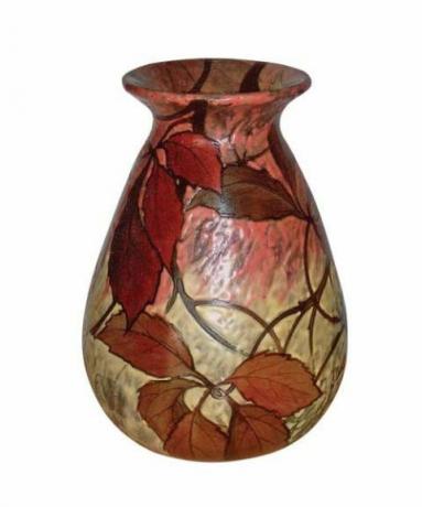 un vase en verre art nouveau aux couleurs de l'automne avec des feuilles peintes sur