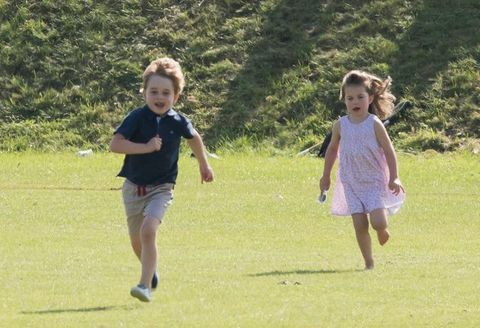 Le prince George et la princesse Charlotte jouent avec Kate Middleton